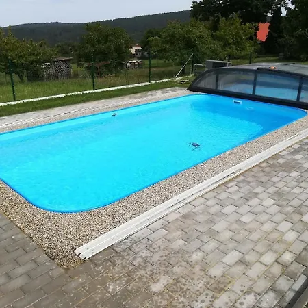 V Brdech S Bazénem, Infra Saunou A Vybavením