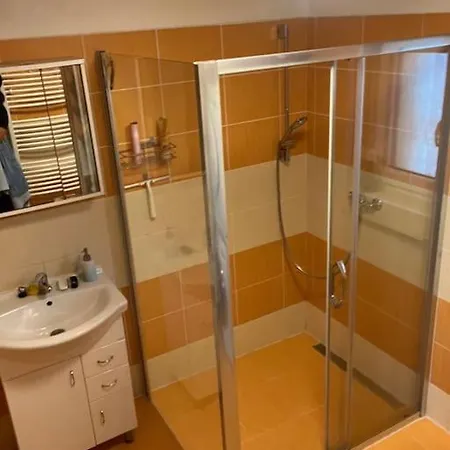 V Brdech S Bazénem, Infra Saunou A Vybavením