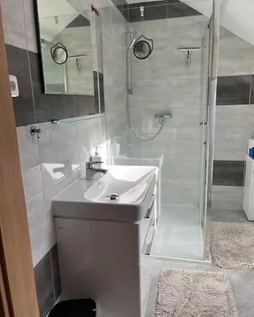 V Brdech S Bazénem, Infra Saunou A Vybavením