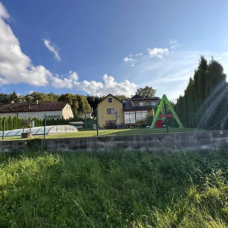 V Brdech S Bazénem, Infra Saunou A Vybavením