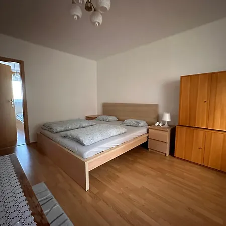 V Brdech S Bazenem, Infra Saunou A Vybavenim Villa