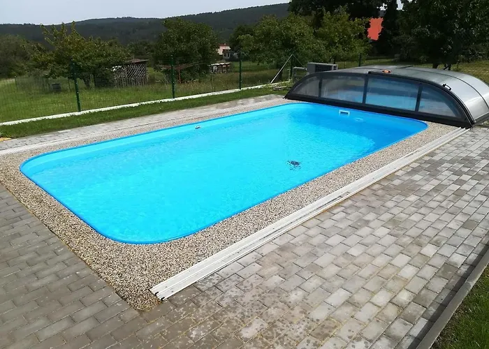 V Brdech S Bazenem, Infra Saunou A Vybavenim