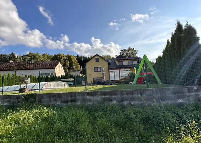 V Brdech S Bazenem, Infra Saunou A Vybavenim